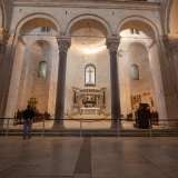 Raggiungiamo la fine della navata dove si trova l�arco trionfale formato da tre volte a sesto tondo. Il nostro viaggio inedito sta per iniziare. Perch� qui, nella parte posta in fondo alla chiesa si trova il presbiterio, la zona pi� ricca di tesori